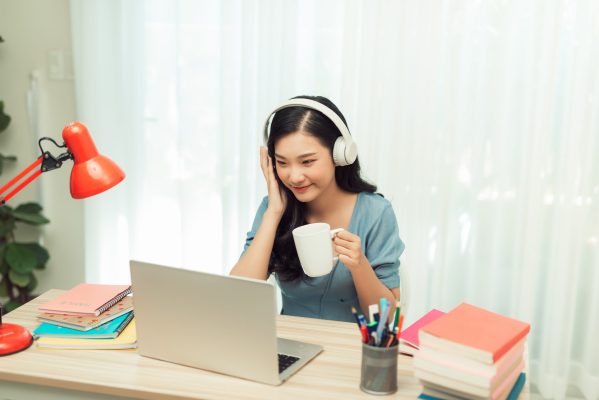 Việc luyện nghe qua các bản tin, phim ảnh, bài hát Trung sẽ giúp bạn nâng cao kỹ năng ngôn ngữ 