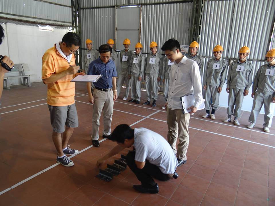 Các ứng viên tham gia phần thi thực hành của đơn hàng hàn xì 