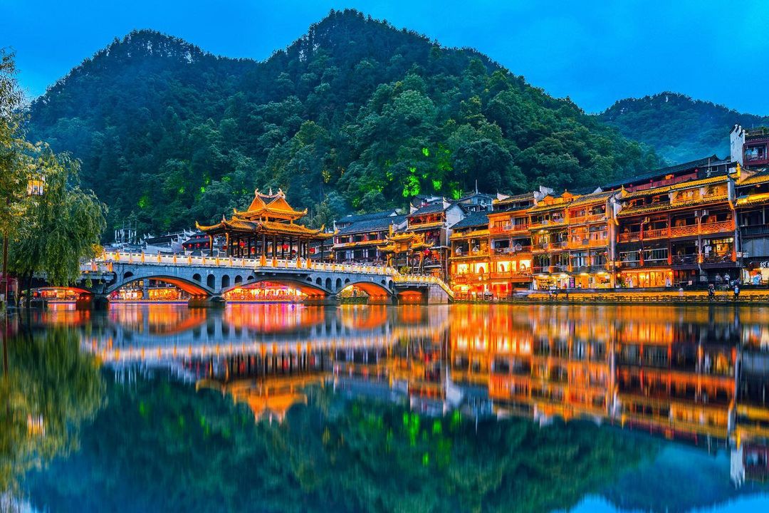 Trung Quốc sở hữu nhiều điểm đẹp nổi tiếng với các cổ trấn tuyệt đẹp 