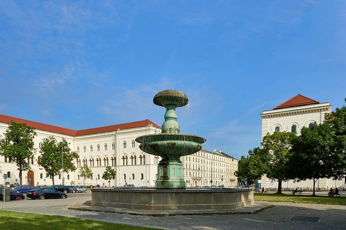 Ludwig Maximilians München là trường đại học công lập lâu đời nhất tại Đức